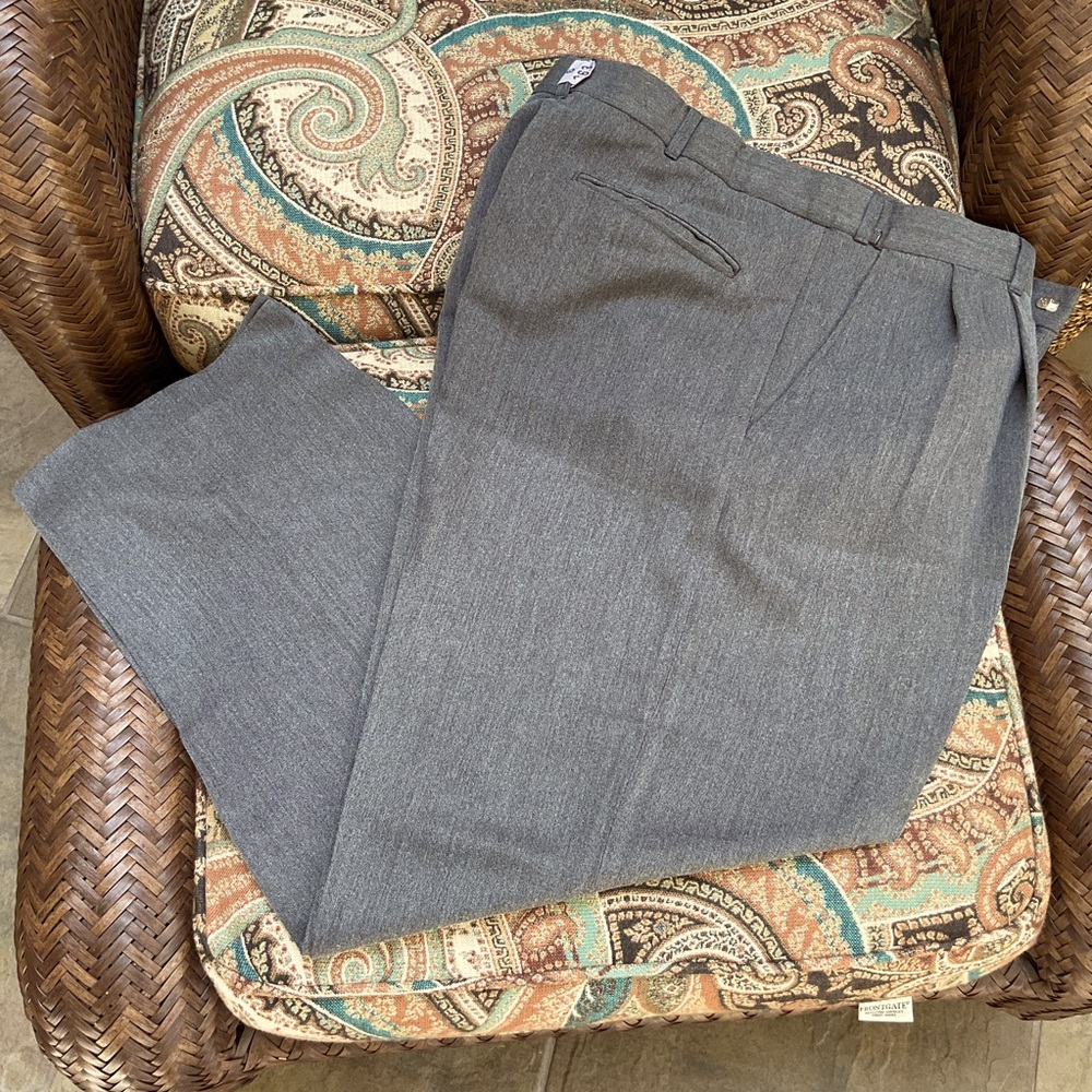 Geoffrey Beene men’s pleated slacks. EUC